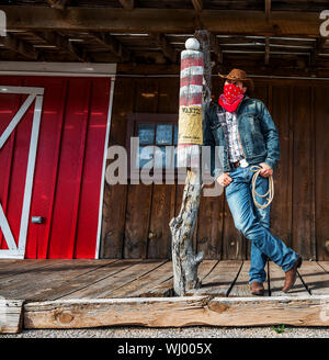 Süd-WEST - ein Cowboy braucht Zeit um sich auszuruhen und zu reflektieren. Stockfoto