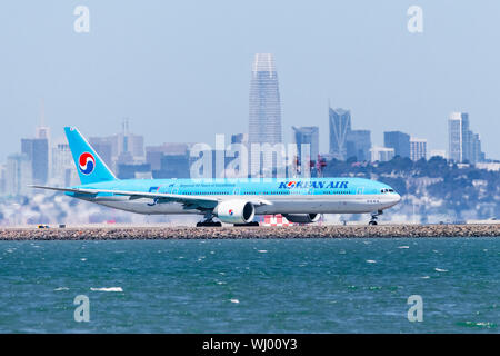 September 1, 2019 Burlingame/CA/USA - Korean Air Flugzeuge Vorbereitung für den Start am San Francisco International Airport, Downtown San Francisco sky Stockfoto