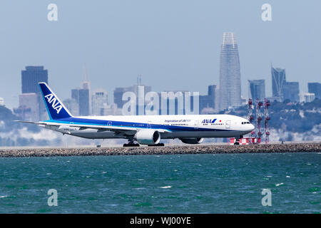 September 1, 2019 Burlingame/CA/USA - ANA (All Nippon Airways) Flugzeuge, die Vorbereitung für den Start am San Francisco International Airport, Downtown San Stockfoto