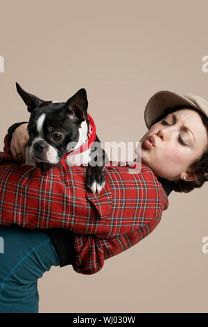 Schöne junge Frau mit Französische Bulldogge auf farbigem Hintergrund Stockfoto