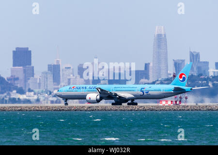 September 1, 2019 Burlingame/CA/USA - Korean Air Flugzeuge Vorbereitung für den Start am San Francisco International Airport, Downtown San Francisco sky Stockfoto