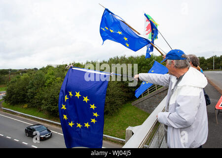 Carmarthen, Wales, UK. 3. September 2019. Anhänger der Carmarthenshire 4 Europa halten eine Demonstration gegen Großbritannien aus der Europäischen Union. Auf einem entscheidenden Tag in der britischen Politik, mit den Oppositionsparteien versuchen, Rechtsvorschriften in Westminster, dass Block wäre kein deal Brexit, Mitkämpfer in Carmarthen Protest gegen den Austritt aus der EU und der proroguing des Parlaments zu übergeben. Credit: gruffydd Ll. Thomas/Alamy leben Nachrichten Stockfoto