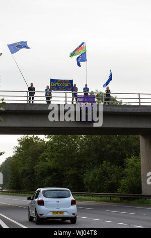 Carmarthen, Wales, UK. 3. September 2019. Anhänger der Carmarthenshire 4 Europa halten eine Demonstration gegen Großbritannien aus der Europäischen Union. Auf einem entscheidenden Tag in der britischen Politik, mit den Oppositionsparteien versuchen, Rechtsvorschriften in Westminster, dass Block wäre kein deal Brexit, Mitkämpfer in Carmarthen Protest gegen den Austritt aus der EU und der proroguing des Parlaments zu übergeben. Credit: gruffydd Ll. Thomas/Alamy leben Nachrichten Stockfoto