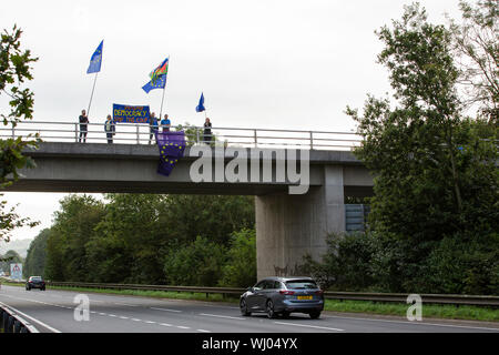 Carmarthen, Wales, UK. 3. September 2019. Anhänger der Carmarthenshire 4 Europa halten eine Demonstration gegen Großbritannien aus der Europäischen Union. Auf einem entscheidenden Tag in der britischen Politik, mit den Oppositionsparteien versuchen, Rechtsvorschriften in Westminster, dass Block wäre kein deal Brexit, Mitkämpfer in Carmarthen Protest gegen den Austritt aus der EU und der proroguing des Parlaments zu übergeben. Credit: gruffydd Ll. Thomas/Alamy leben Nachrichten Stockfoto