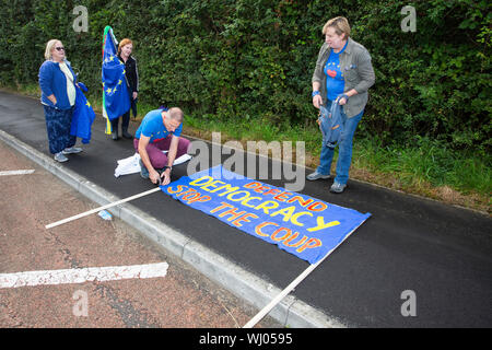 Carmarthen, Wales, UK. 3. September 2019. Anhänger der Carmarthenshire 4 Europa halten eine Demonstration gegen Großbritannien aus der Europäischen Union. Auf einem entscheidenden Tag in der britischen Politik, mit den Oppositionsparteien versuchen, Rechtsvorschriften in Westminster, dass Block wäre kein deal Brexit, Mitkämpfer in Carmarthen Protest gegen den Austritt aus der EU und der proroguing des Parlaments zu übergeben. Credit: gruffydd Ll. Thomas/Alamy leben Nachrichten Stockfoto