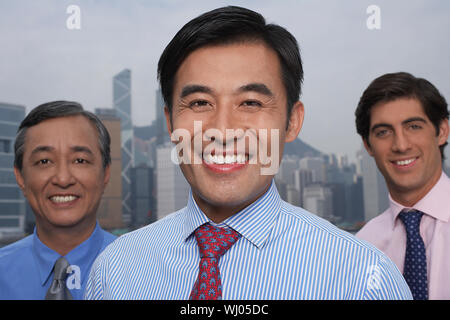 Closeup Portrait von zuversichtlich multiethnischen Geschäftsleute mit Stadtbild im Hintergrund Stockfoto