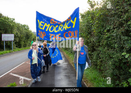 Carmarthen, Wales, UK. 3. September 2019. Anhänger der Carmarthenshire 4 Europa halten eine Demonstration gegen Großbritannien aus der Europäischen Union. Auf einem entscheidenden Tag in der britischen Politik, mit den Oppositionsparteien versuchen, Rechtsvorschriften in Westminster, dass Block wäre kein deal Brexit, Mitkämpfer in Carmarthen Protest gegen den Austritt aus der EU und der proroguing des Parlaments zu übergeben. Credit: gruffydd Ll. Thomas/Alamy leben Nachrichten Stockfoto