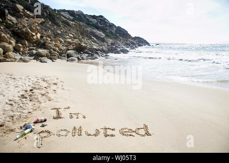Erhöhten Blick auf Ich bin belasteten in den Sand am Strand geschrieben Stockfoto