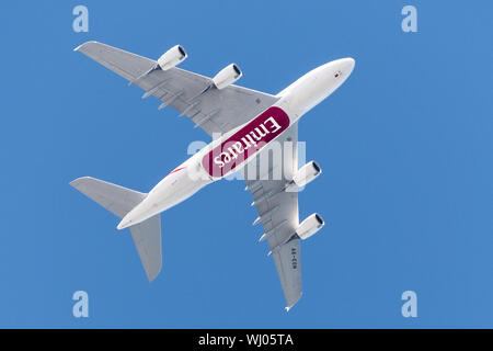 September 1, 2019 Burlingame/CA/USA - Emirates Airbus A380 eine Fliege über vor der Landung am Flughafen San Francisco; große Emirates Logo auf die der und Stockfoto