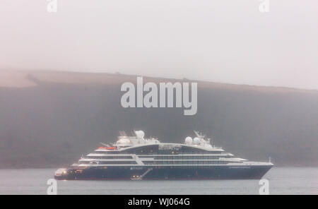 Kinsale, Cork, Irland. 03 September, 2019. Französische Kreuzfahrtschiff Le Dumont d'Urville auf einem sehr nebligen Morgen in den Hafen von Kinsale, Co Cork, Irland verankert. - Gutschrift; David Creedon/Alamy leben Nachrichten Stockfoto