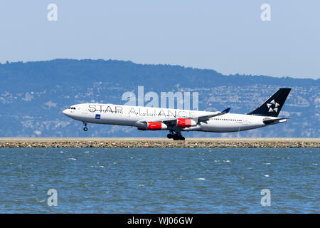 September 1, 2019 Burlingame/CA/USA - SAS-Flugzeuge (mit Star Alliance livery) Landung am Flughafen San Francisco International (SFO) Stockfoto