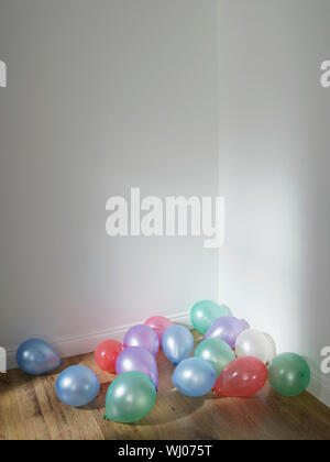 Party Luftballons in einer Ecke Stockfoto