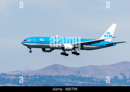 September 1, 2019 Burlingame/CA/USA - KLM Flugzeug Vorbereitung für die Landung am Flughafen San Francisco International (SFO) Stockfoto