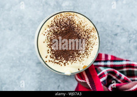 Klassische italienische Tiramisu Dessert im Glas Schale. Traditionelle Speisen. Stockfoto