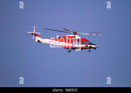 Die fire fighter Hubschrauber AgustaWestland AW139 (VF-140) im Flug fotografiert in Malpensa, Mailand, Italien Stockfoto