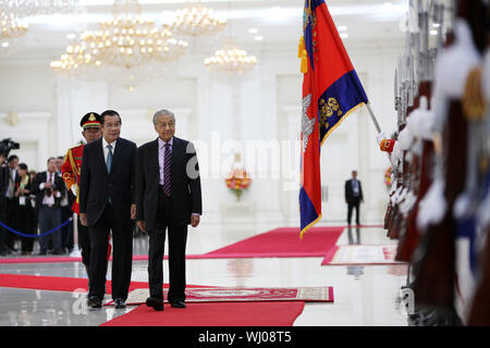 Phnom Penh, Kambodscha. 3. Sep 2019. Kambodschanischen Premierminister Samdech Hun Sen Techo (L, vorne) und Besuch malaysische Premierminister Mahathir Mohamad (R, vorne) die Ehrengarde in Phnom Penh, Kambodscha, Sept. 3, 2019. Kambodscha und Malaysia unterzeichnet zwei Pakte am Dienstag den bilateralen Handel, Investitionen und Tourismus zu steigern, sagte, eine gemeinsame Erklärung. Credit: Li Lay/Xinhua Stockfoto