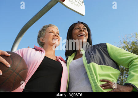 Frauen in Führungspositionen am Basketballfeld im freien Stockfoto