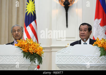 Phnom Penh, Kambodscha. 3. Sep 2019. Kambodschanischen Premierminister Samdech Hun Sen Techo (R) und Besuch malaysische Premierminister Mahathir Mohamad einer gemeinsamen Pressekonferenz in Phnom Penh, Kambodscha, Sept. 3, 2019 teilnehmen. Kambodscha und Malaysia unterzeichnet zwei Pakte am Dienstag den bilateralen Handel, Investitionen und Tourismus zu steigern, sagte, eine gemeinsame Erklärung. Credit: Li Lay/Xinhua Stockfoto