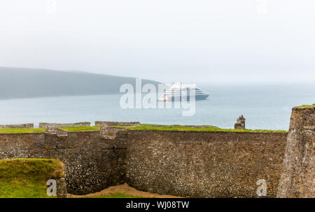 Kinsale, Cork, Irland. 03 September, 2019. Französische Kreuzfahrtschiff Le Dumont d'Urville auf einem nebligen Morgen aus Charles Fort in den Hafen von Kinsale, Co Cork, Irland verankert. - Gutschrift; David Creedon/Alamy leben Nachrichten Stockfoto
