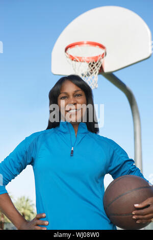 Ältere Frau am Basketballfeld im Freien, Porträt Stockfoto