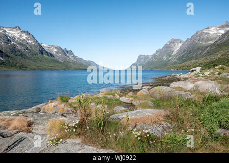 Schönen Tag in herrlicher Landschaft mit mounatins und Meer bei Ersfjord, Tromsö, Norwegen Stockfoto