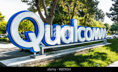 Juli 31, 2019 Santa Clara/CA/USA - Qualcomm Zeichen an ihre Silicon Valley Office; Qualcomm, Inc. ist eine US-amerikanische multinationale Halbleiter- und Tel. Stockfoto