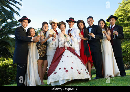 Group Portrait von Hochzeitspaar und Gäste im Garten Stockfoto