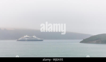 Kinsale, Cork, Irland. 03 September, 2019. Französische Kreuzfahrtschiff Le Dumont d'Urville auf einem sehr nebligen Morgen in den Hafen von Kinsale, Co Cork, Irland verankert. - Gutschrift; David Creedon/Alamy leben Nachrichten Stockfoto