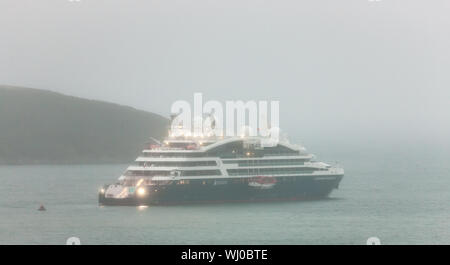 Kinsale, Cork, Irland. 03 September, 2019. Französische Kreuzfahrtschiff Le Dumont d'Urville auf einem sehr nebligen Morgen in den Hafen von Kinsale Co.Cork, Irland verankert. - Gutschrift; David Creedon/Alamy leben Nachrichten Stockfoto