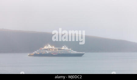 Kinsale, Cork, Irland. 03 September, 2019. Französische Kreuzfahrtschiff Le Dumont d'Urville auf einem sehr nebligen Morgen in Harborm in Kinsale Co.Cork, Irland verankert. - Gutschrift; David Creedon/Alamy leben Nachrichten Stockfoto