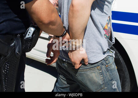 Offizier verhaften junger Mann Stockfoto