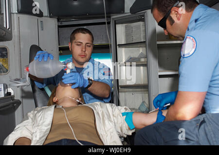 Betreuung der Opfer in Krankenwagen Sanitäter Stockfoto