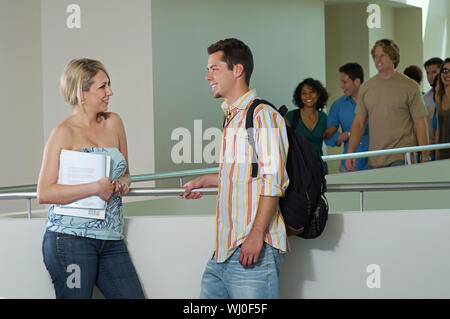 Zwei Studenten, die am Balkon in der Schule sprechen Stockfoto
