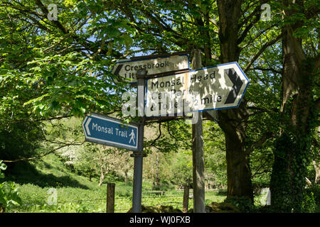 Verkehrszeichen und Fußweg unterzeichnen, Monsal Dale, Peak District, Derbyshire, Großbritannien Stockfoto