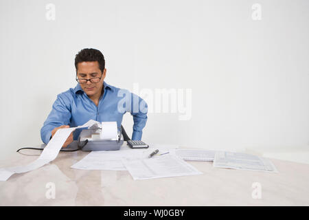 Reifen Geschäftsmann auf der Suche nach Taschenrechner Papierband Stockfoto