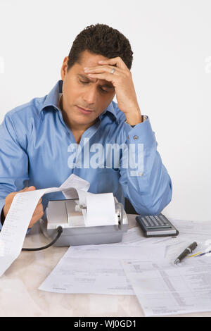 Unternehmer suchen angespannt bei der Berechnung der finanziellen Aufwendungen Stockfoto