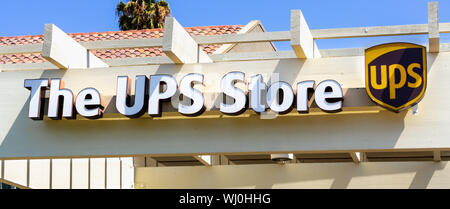 Juli 31, 2019 Sunnyvale/CA/USA - The UPS Store Logo über dem eines ihrer Santa Clara County Stellen platziert, San Francisco Bay Area. Stockfoto