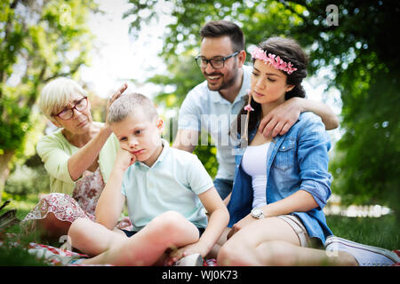 Familie trostreiche wenig hartnäckige Kind und Verwalten von Emotionen Stockfoto