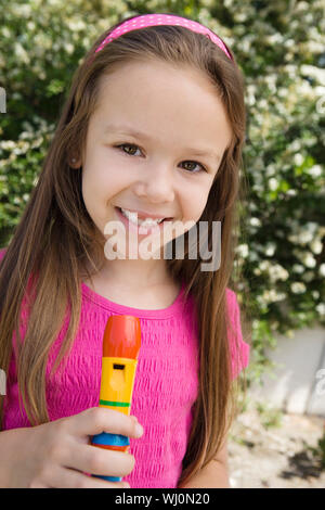 Kleines Mädchen mit einem Recorder Stockfoto