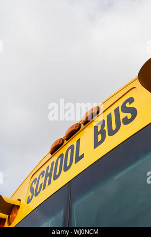 Schulbus geschrieben über Windschutzscheibe Stockfoto