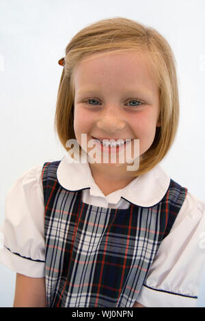 Mädchen tragen Schuluniform Stockfoto