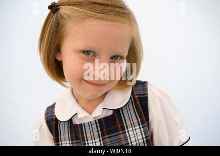 Mädchen tragen Schuluniform Stockfoto