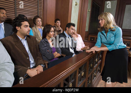 Weibliche Rechtsanwalt Adressierung jury Stockfoto