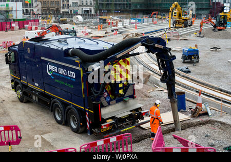 Vakuum Ausgrabung Fahrzeug, Midland Metro Straßenbahn-Verlängerung, Street, Birmingham, UK Stockfoto