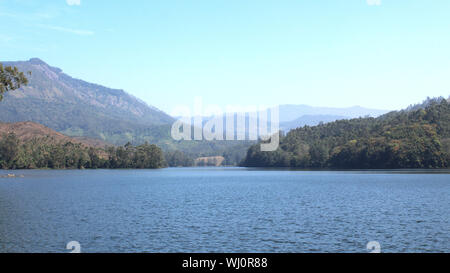 Einen schönen Blick auf Mattupetty dam Wasser mit Blick auf den Hügel Hintergrund und Blear Himmel. Stockfoto