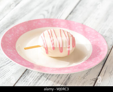 Torte in Form von popsicle auf die Dessertteller Stockfoto
