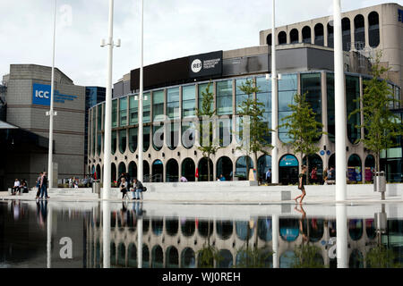 Birmingham Repertory Theatre und neue Gewässer, Centenary Square, Birmingham, Großbritannien Stockfoto