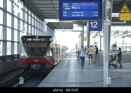 Plattform, Berlin, Deutschland, Linie, Person, Beifahrer, Passagiere, Reisende, Ring, kreisförmigen Bahn, S 42, Sbahn, S-Bahn, S-Bahn, Sbahnhof Stockfoto
