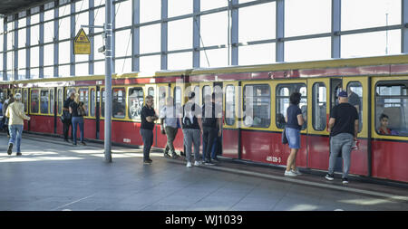 Plattform, Berlin, Deutschland, Linie, Person, Beifahrer, Passagiere, Reisende, Ring, kreisförmigen Bahn, S41, Sbahn, S-Bahn, S-Bahn, Sbahnhof Stockfoto