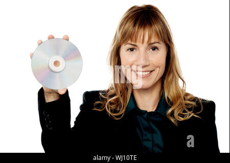 Unternehmensebene Dame Executive holding einer Compact disc Stockfoto